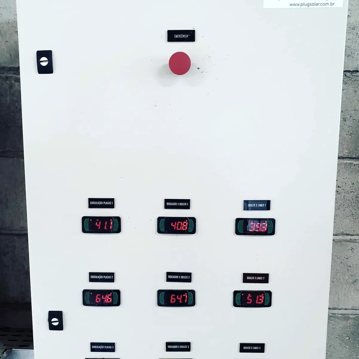 Quadro de comando com displays digitais indicando temperaturas de diferentes pontos do sistema