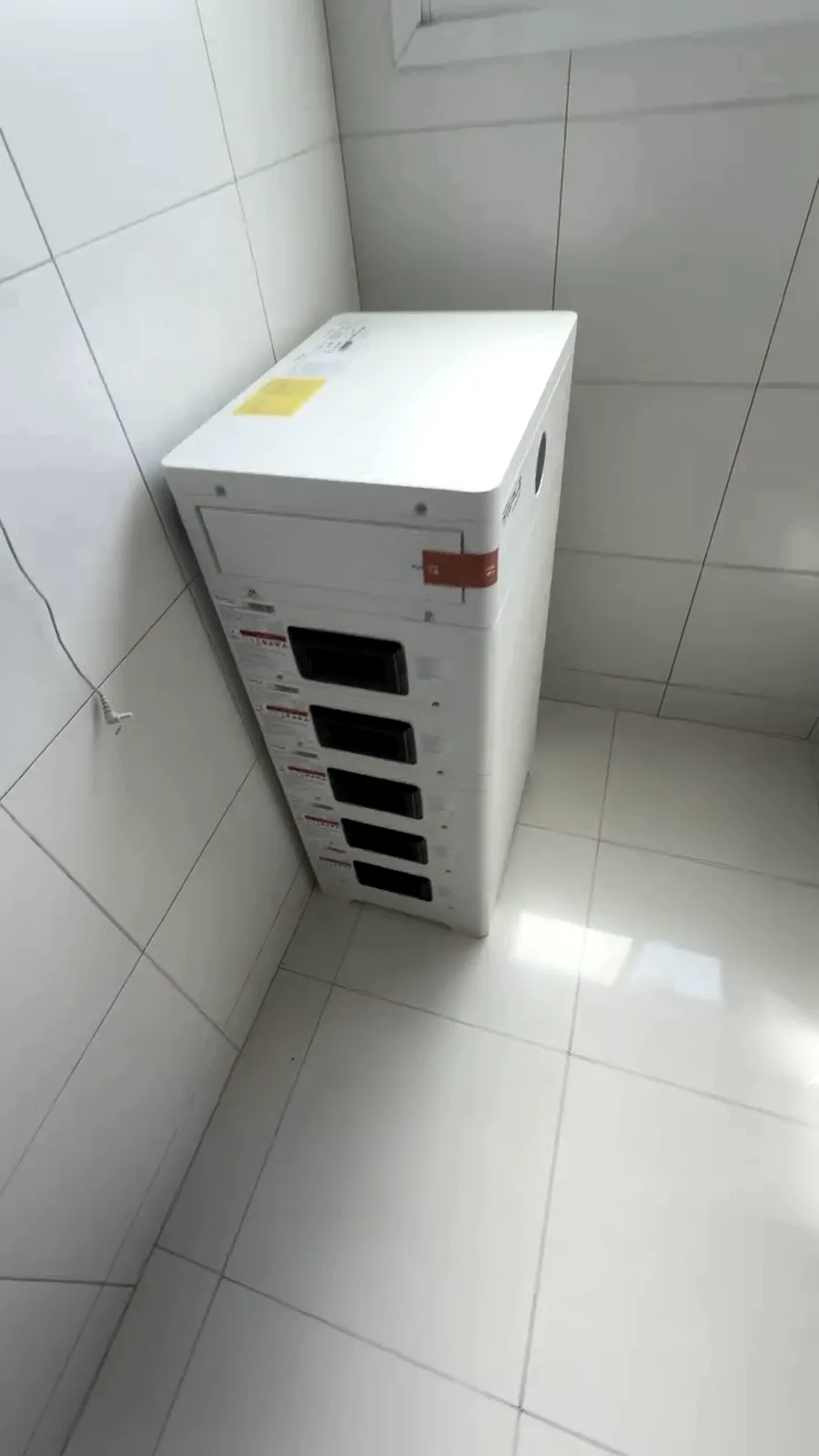 Rack de baterias com módulos empilhados, instalado em ambiente interno