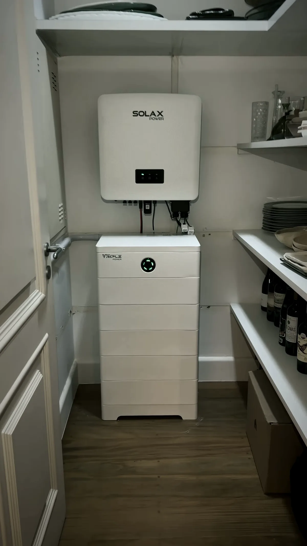 Torre de baterias com indicador luminoso verde aceso, instalada em ambiente residencial