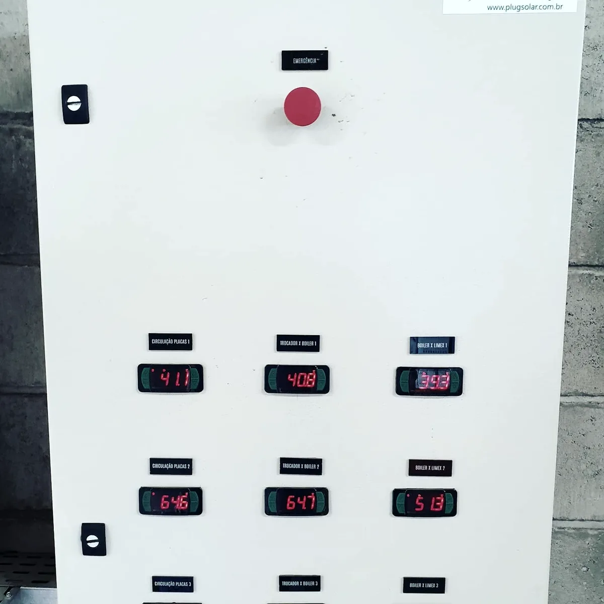 Quadro de comando com displays digitais indicando leituras elétricas em diferentes pontos
