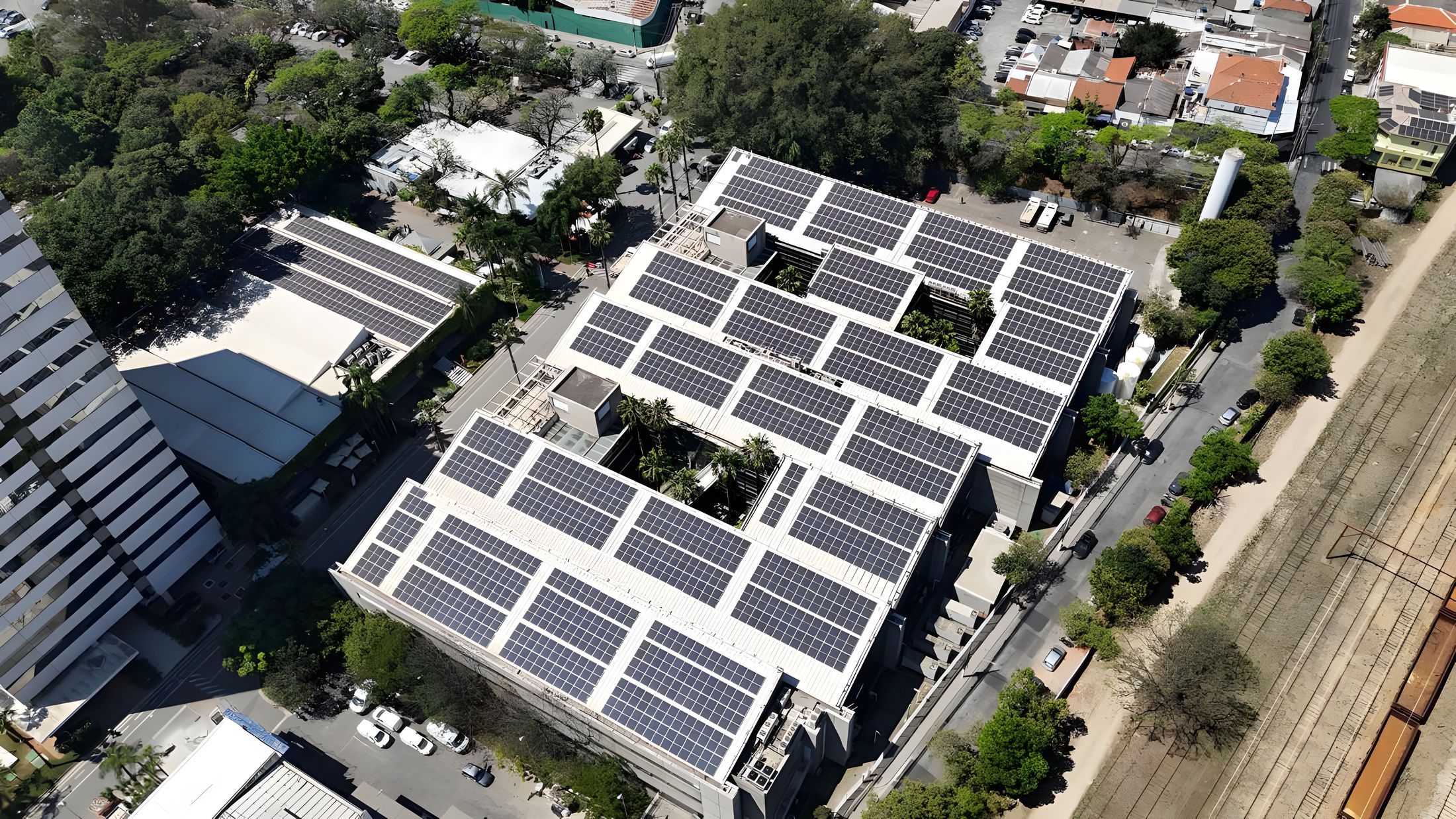 Prédio comercial em área urbana com sistema fotovoltaico instalado na cobertura