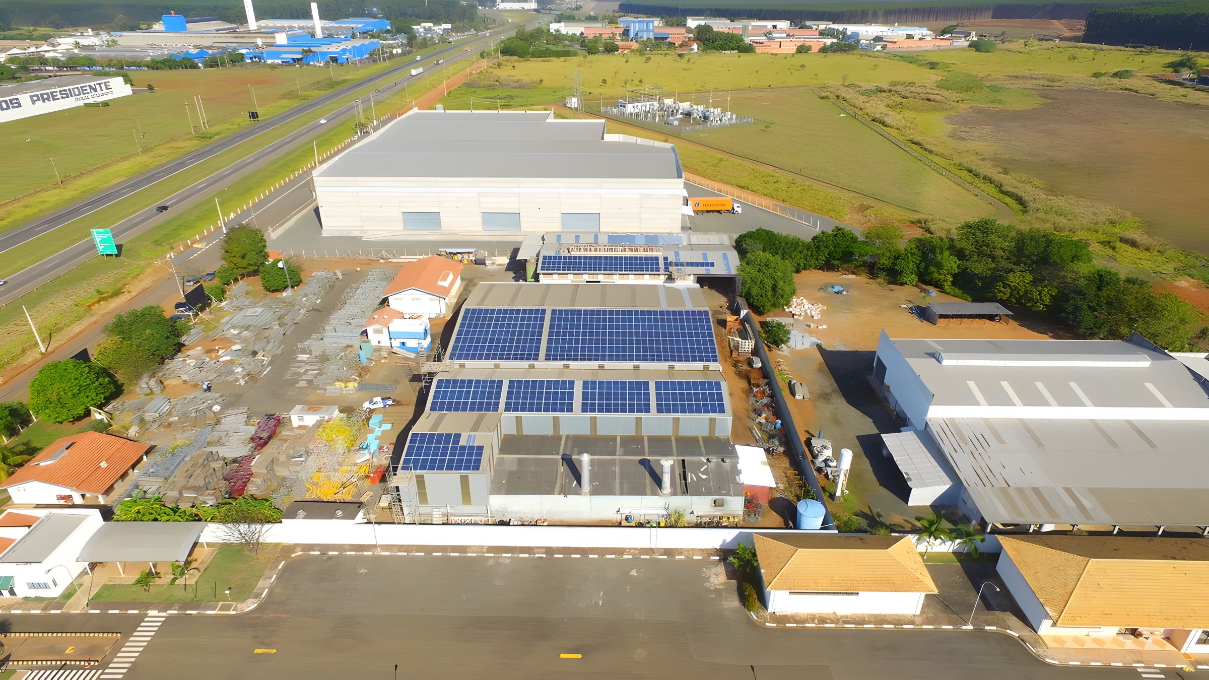 Vista aérea de planta industrial com a cobertura inteira tomada por módulos fotovoltaicos
