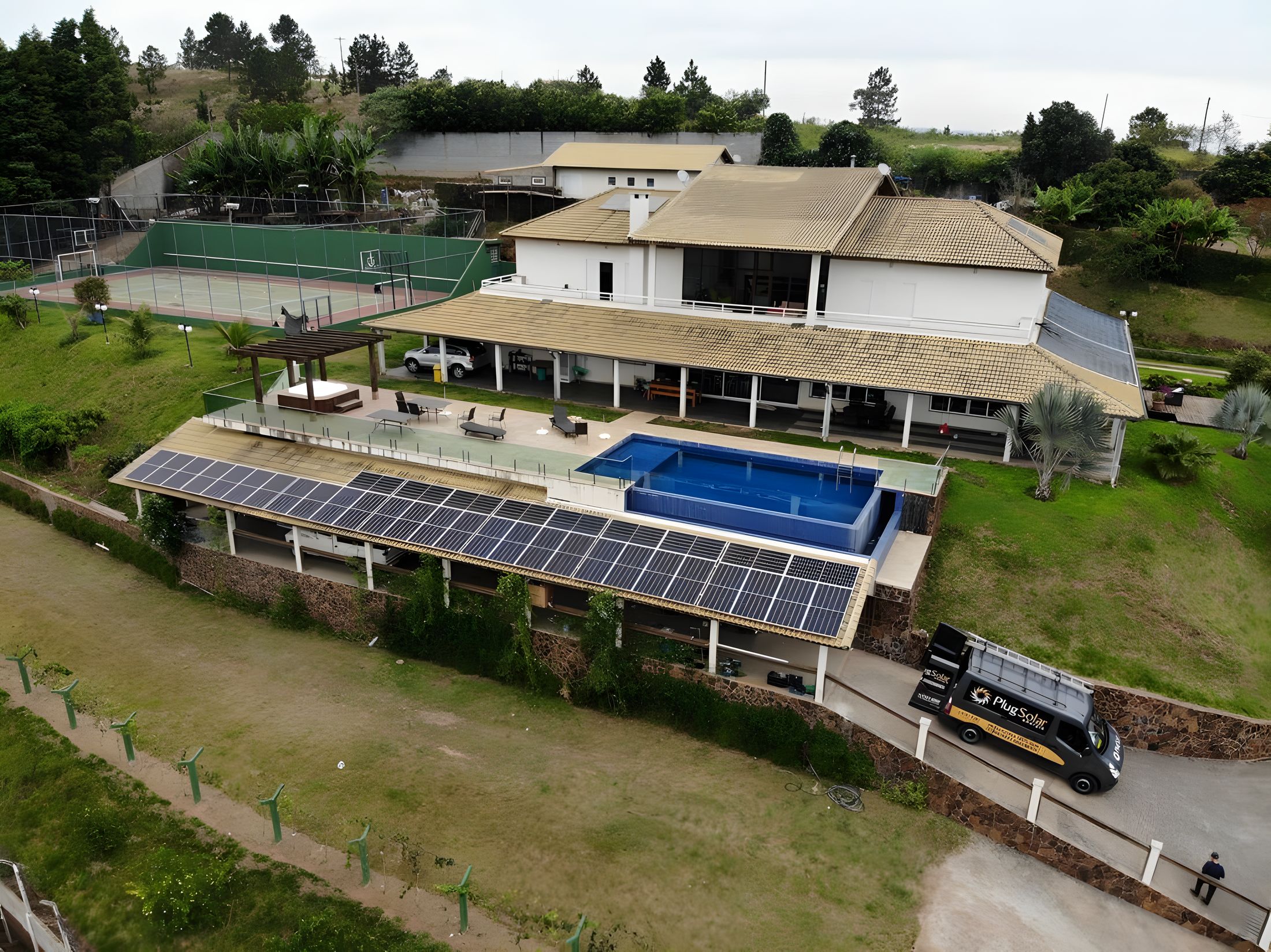 Chácara com sistema fotovoltaico instalado e a van da Plug Solar estacionada em frente à obra