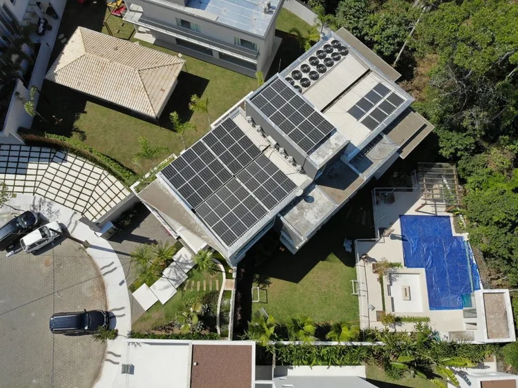 Casa em condomínio fechado com sistema fotovoltaico instalado no telhado