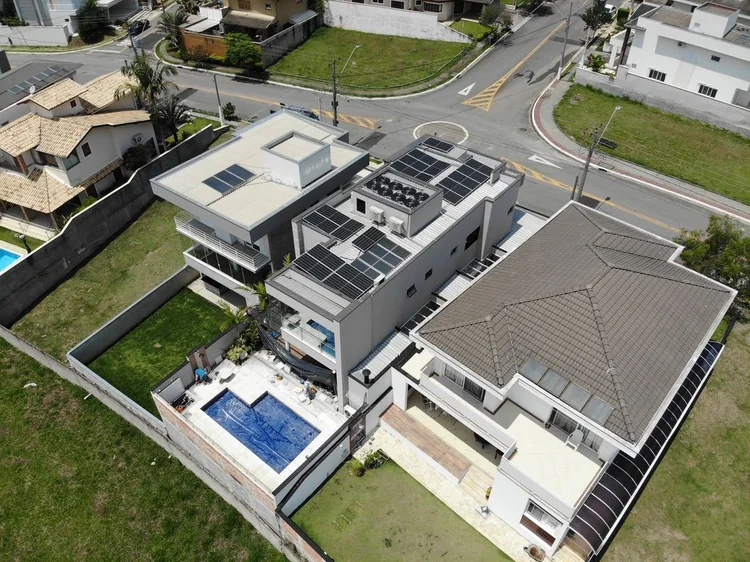 Residência em São José dos Campos com módulos fotovoltaicos instalados no telhado